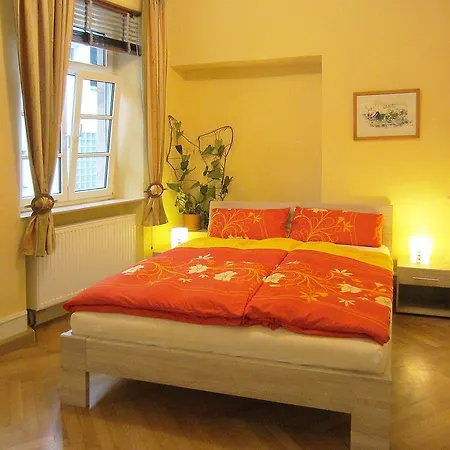 黑鸟酒吧公寓 *