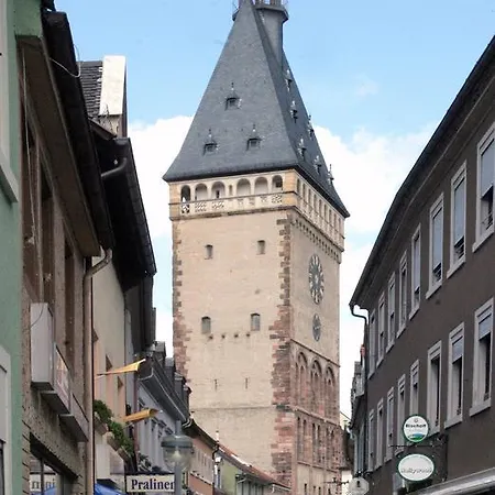 黑鸟酒吧公寓 *